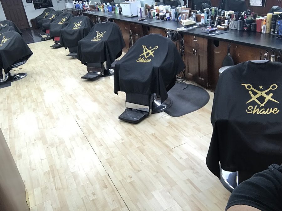 Sillas de barbero y capas Shave dentro de la barbería de Miami Beach
