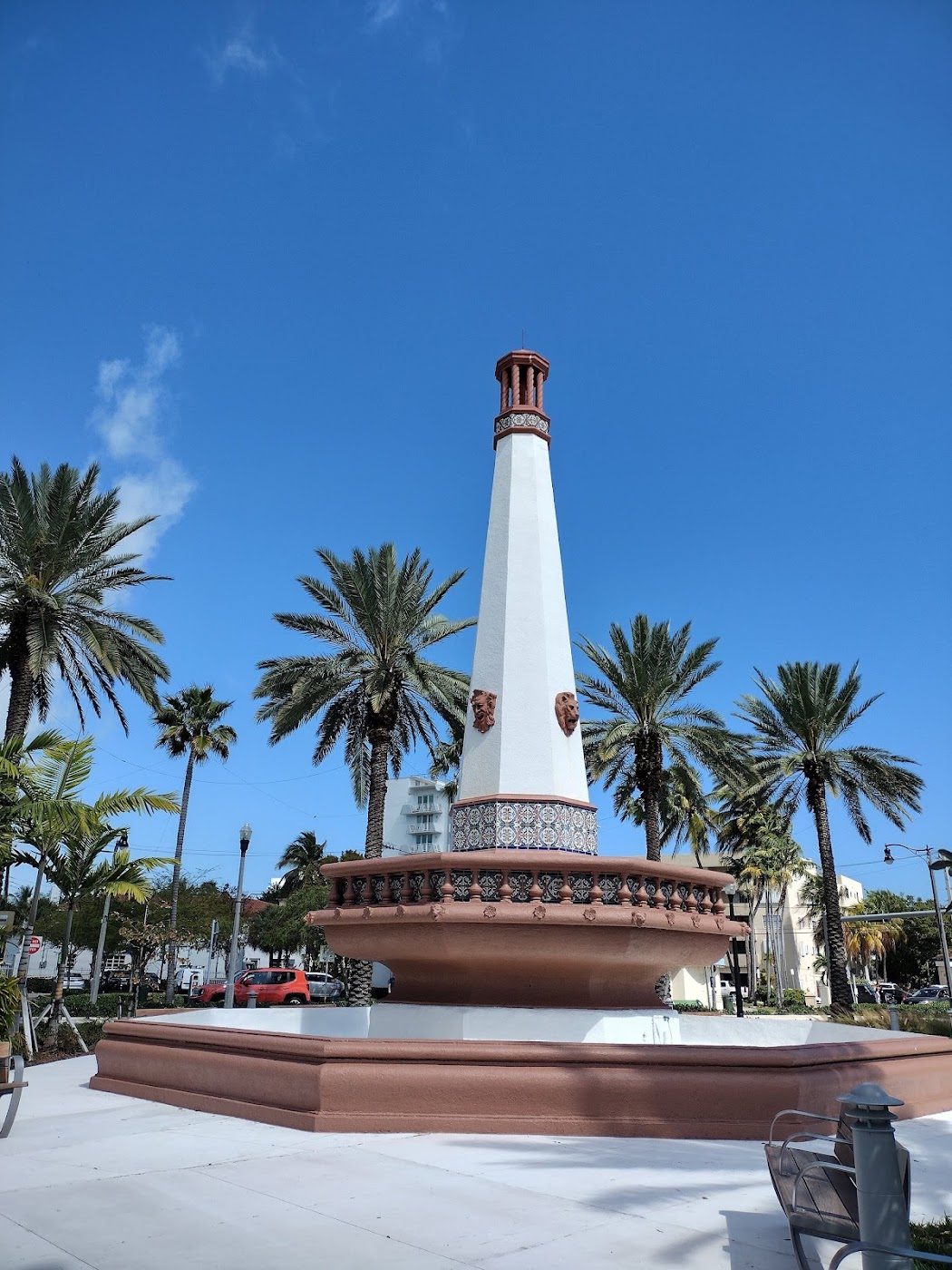 La fuente de Normandy Isle y las palmeras en North Beach, Miami Beach