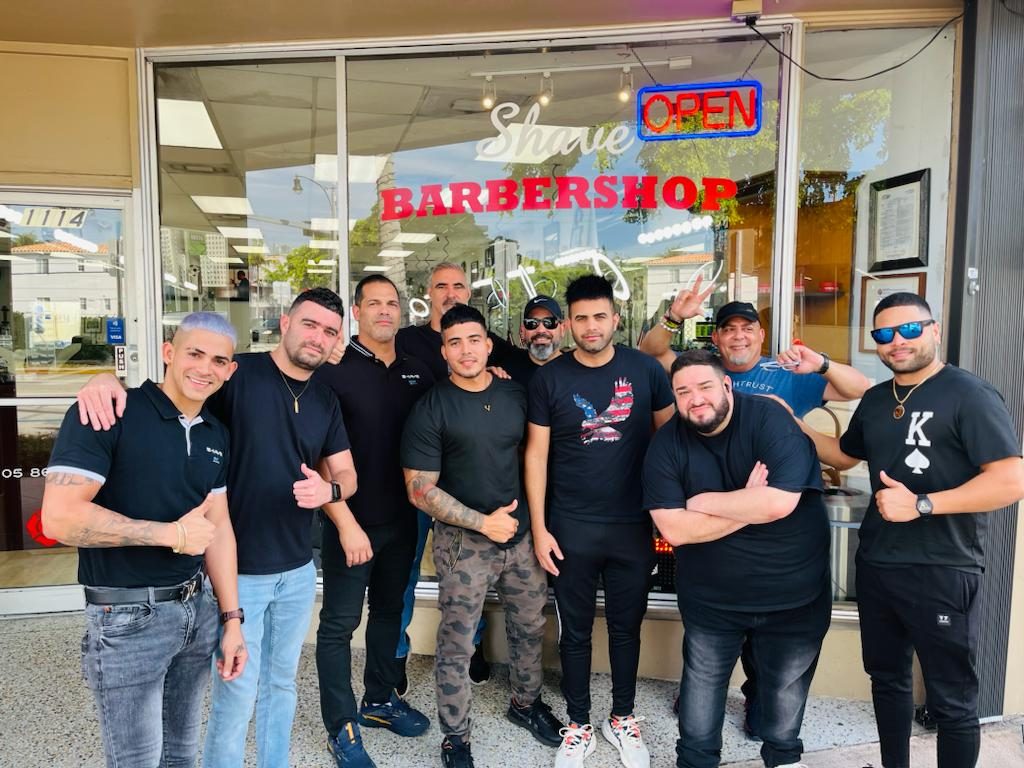 El equipo de Shave Barbershop frente a la barbería en Normandy Drive, Miami Beach