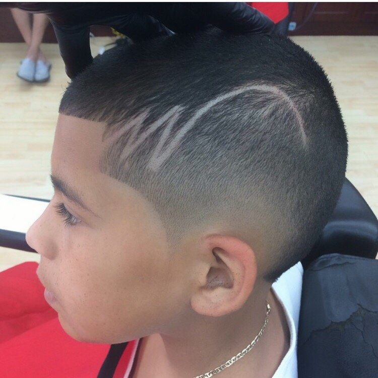 Corte de niño con diseño en el pelo en Shave Barbershop Miami Beach