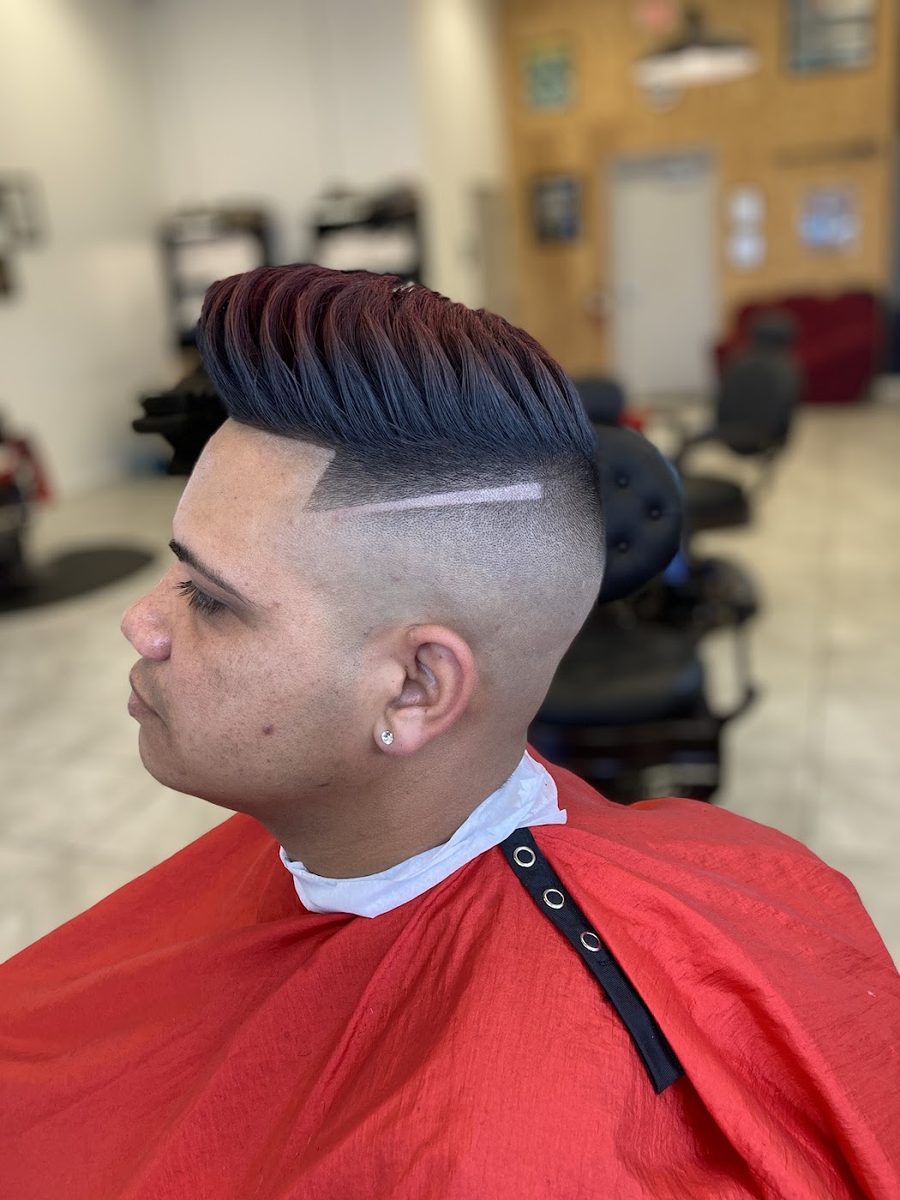 Corte de pelo con raya marcada en Shave Barbershop Miami Beach