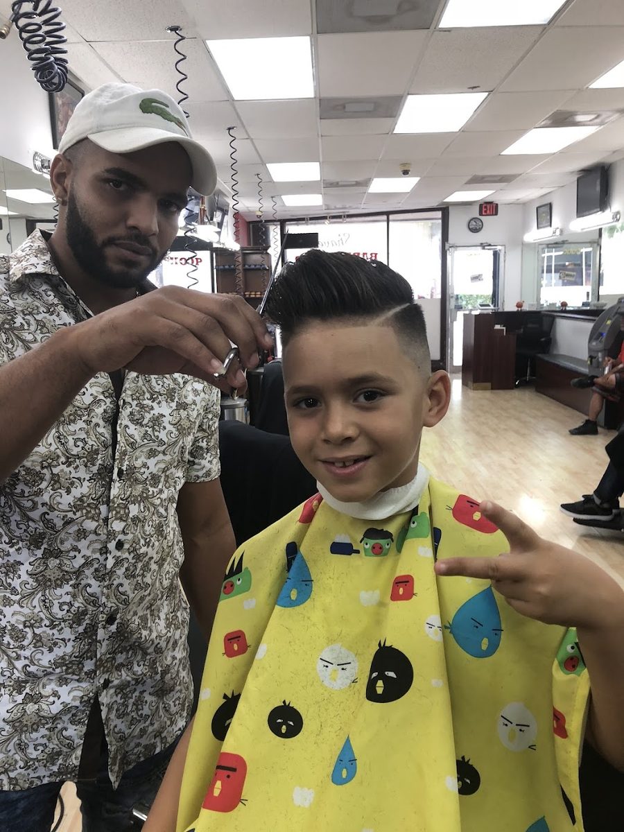 Barbero perfilando el corte de un niño en Shave Barbershop Miami Beach