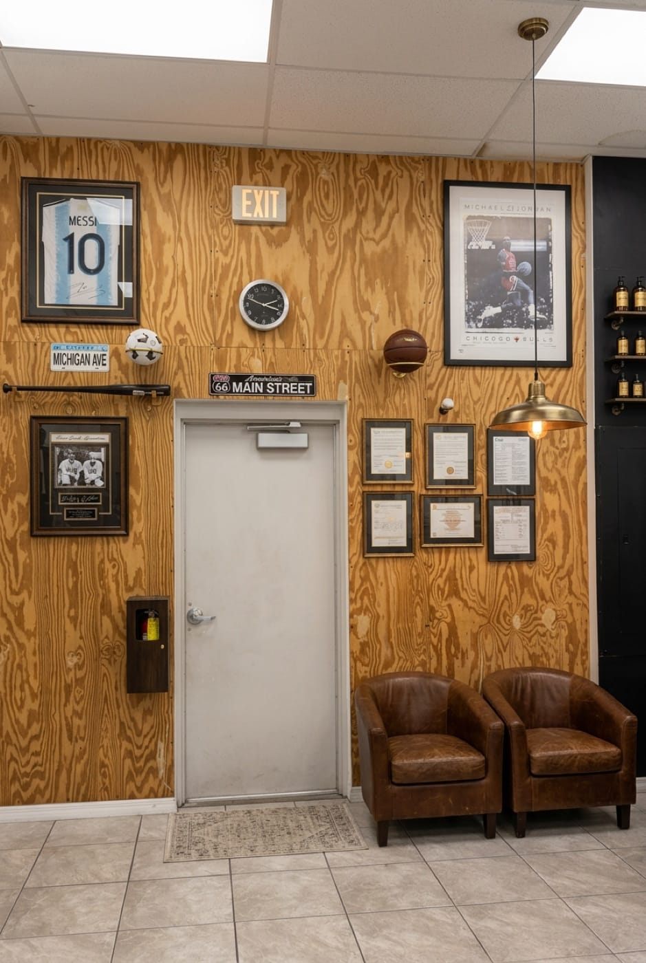 Interior de Barbershop en Cape Coral — premios, cuadros y detalles