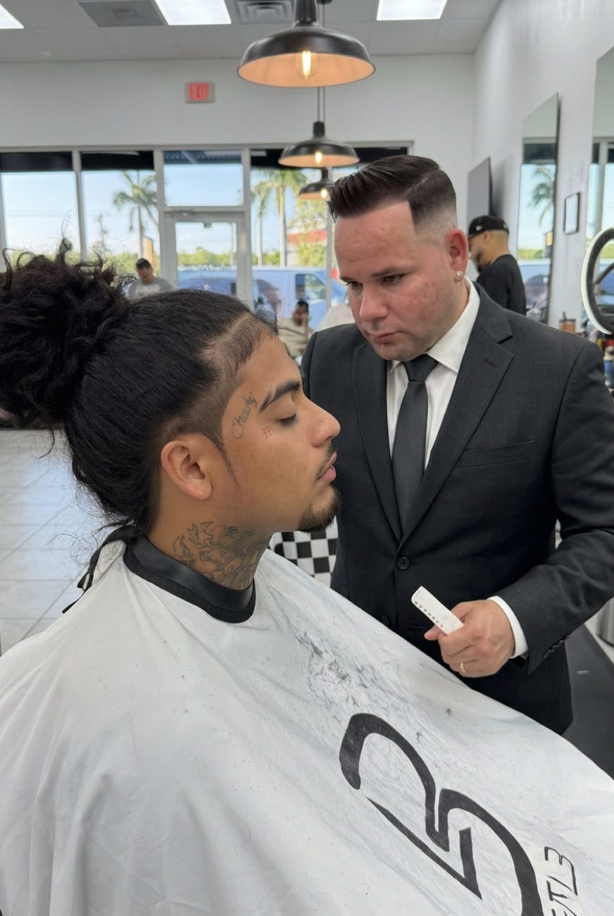 Barbero experto cortando el pelo en Barbershop, Cape Coral, FL